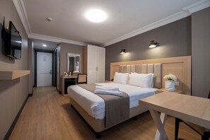 Minibar, coffres-forts dans les chambres, bureau