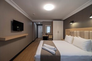 Minibar, caja de seguridad en la habitación y escritorio 