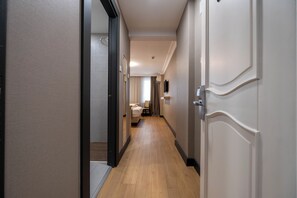 2 室のベッドルーム、ミニバー、セーフティボックス (室内)、デスク