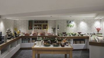 Cocina moderna con un montaje tipo bufé, mostrando diferentes alimentos y utensilios.