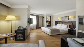 Premium Room, 1 Queen Bed | Egyptian cotton sheets, premium bedding, Select Comfort beds, minibar