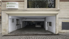 A Holiday Inn parking garage entrance with a sign indicating the direction to the parking area. - Holiday Inn Istanbul - Old City by IHG (Istanbul)