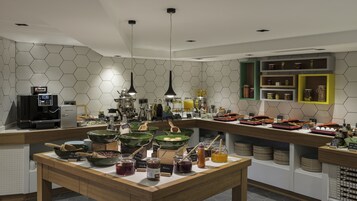 Tägliches Frühstücksbuffet gegen Gebühr