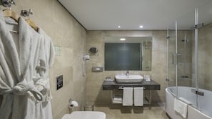 Suihku, sadesuihkupää, ympäristöystävälliset hygieniatuotteet