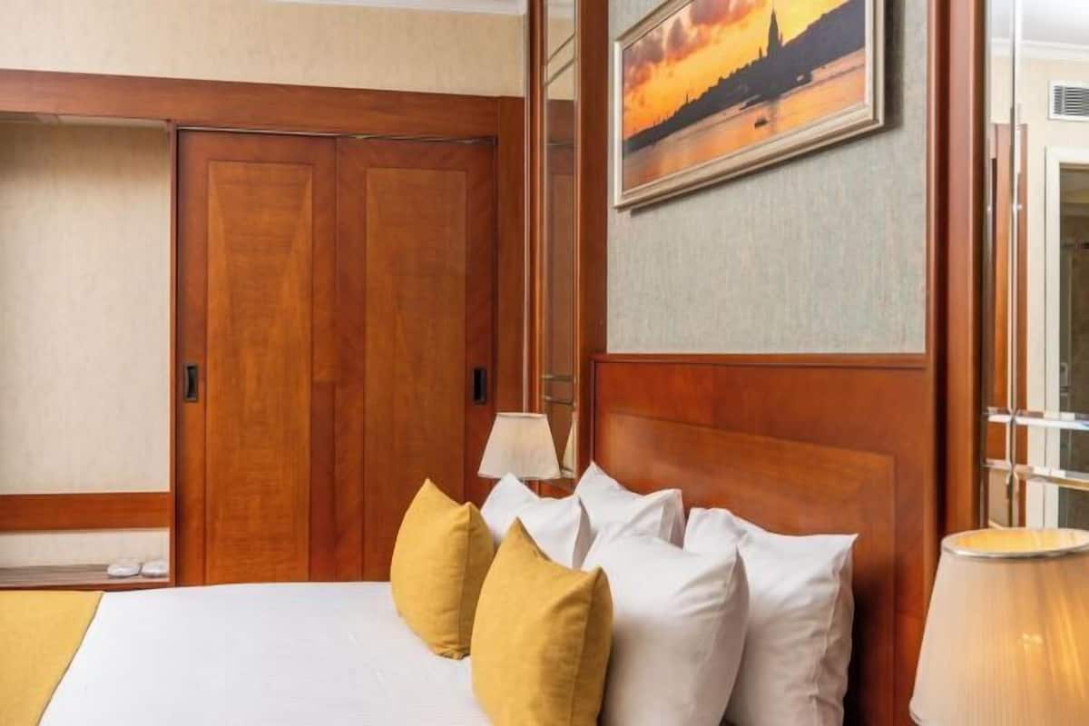 Premium bedding, pillow-top beds, minibar, in-room safe