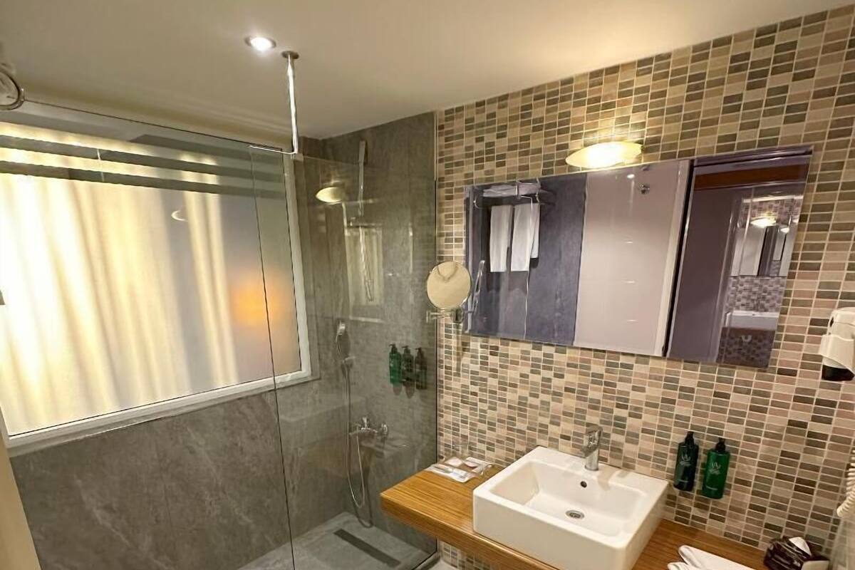 Bathroom | Shower, rainfall showerhead, free toiletries, hair dryer