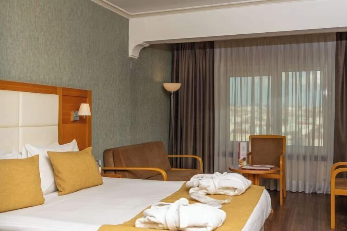 Premium bedding, pillow-top beds, minibar, in-room safe