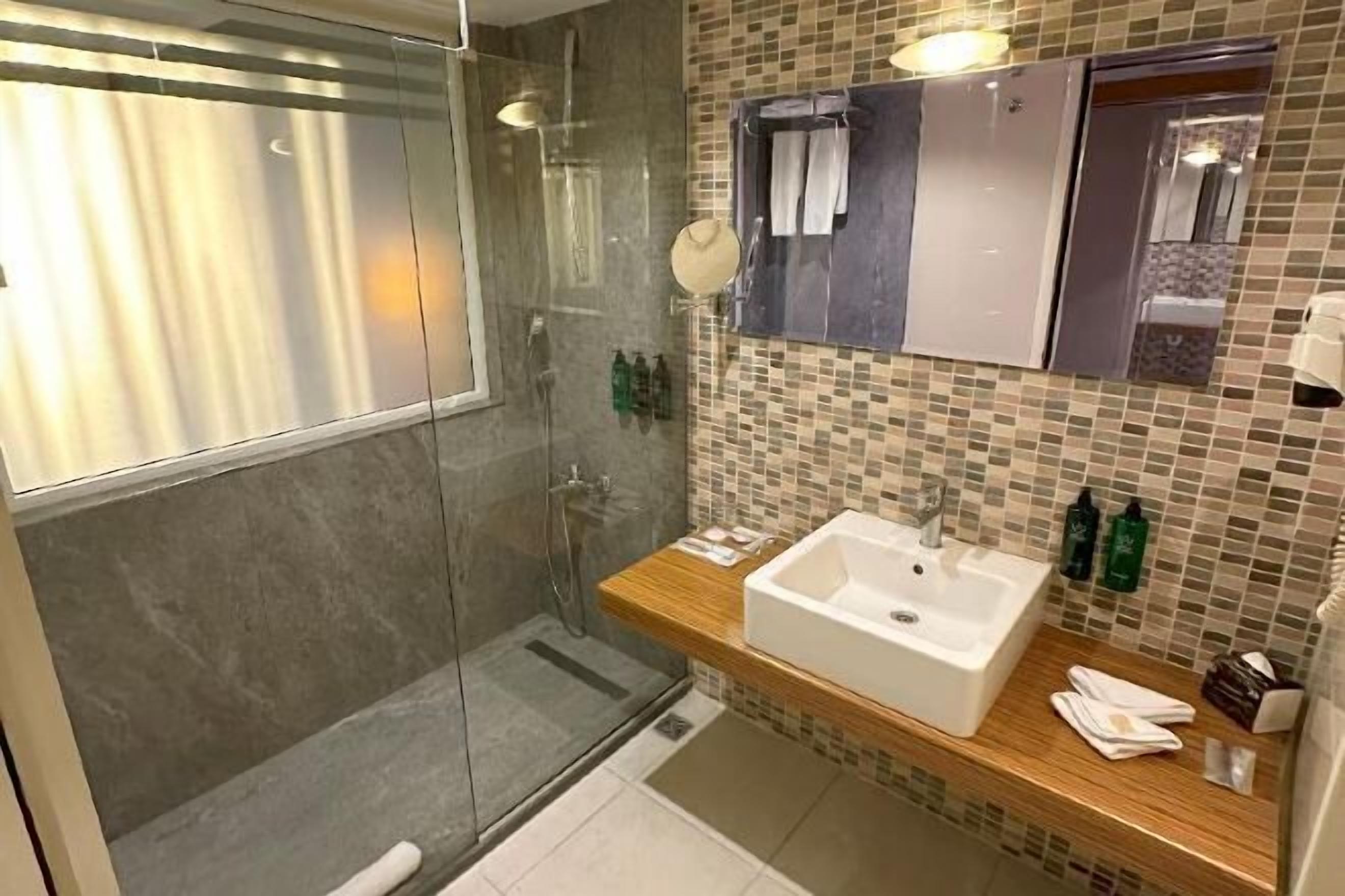 Shower, rainfall showerhead, free toiletries, hair dryer