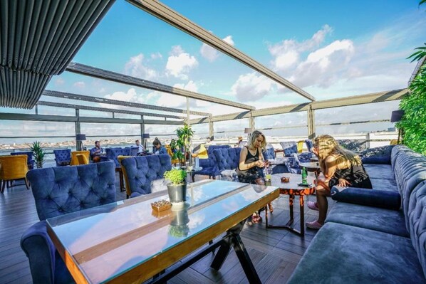 Terrace/patio - Akgun Istanbul Hotel, WorldHotels Crafted Collection (Istanbul)