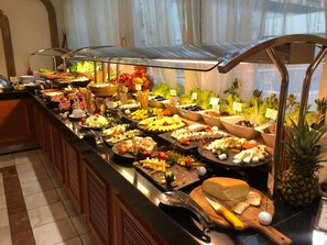 Bữa sáng buffet hàng ngày (85 TRY/mỗi người) 