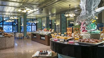 3 restaurantes; se sirve desayuno, almuerzo y cena; cocina internacional