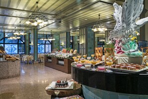 3 restaurantes; se sirven desayunos, almuerzos y cocina internacional 