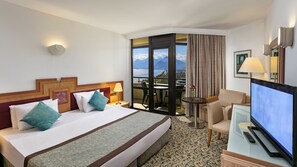 标准双人房或双床房, 海景 | 高档床上用品、迷你吧、客房内保险箱、办公桌