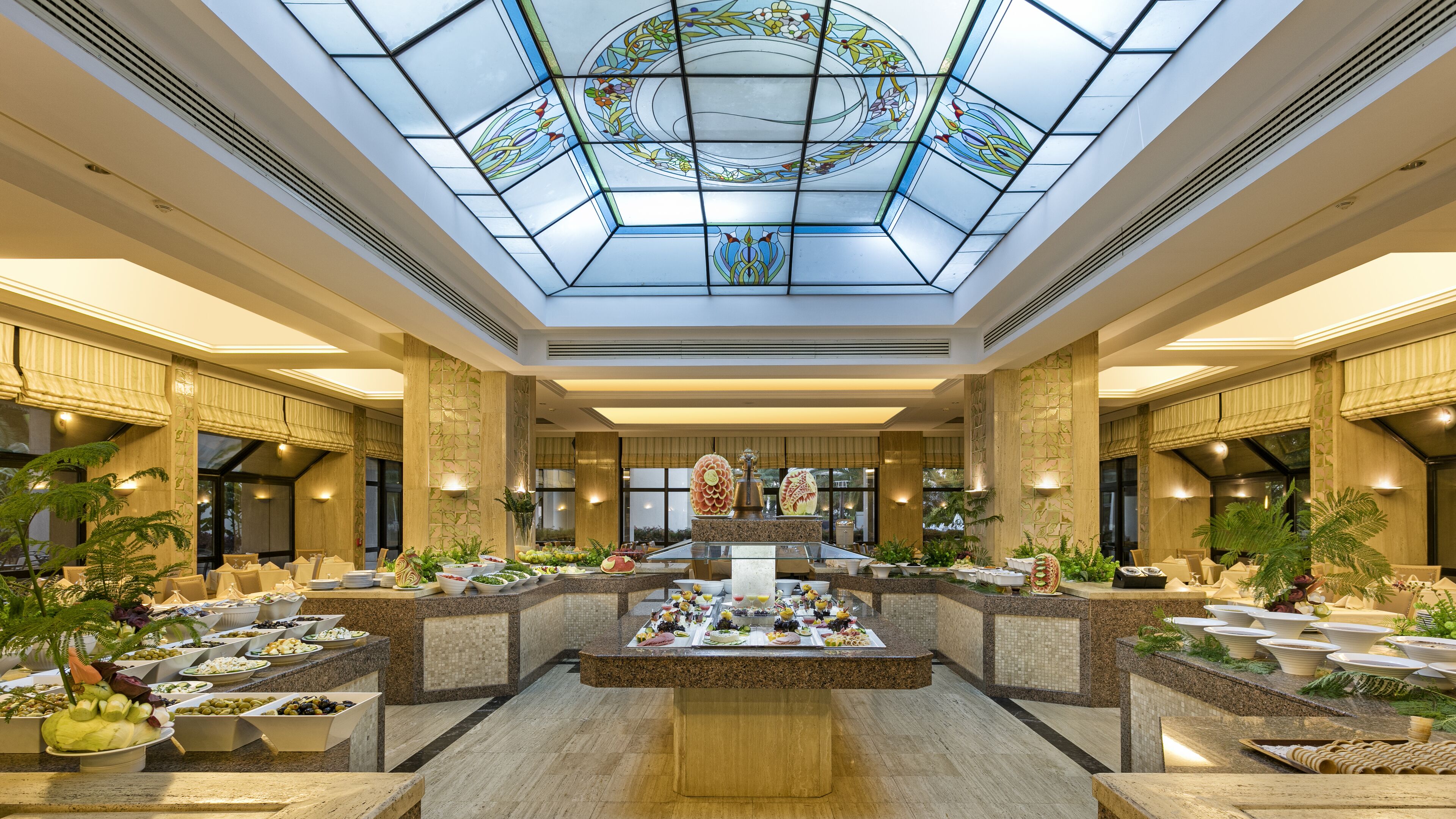 3 间餐厅，供应早餐、午餐和晚餐，国际美食