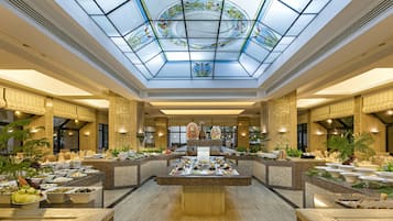 3 nhà hàng, phục vụ bữa sáng, bữa trưa, món ăn mang phong cách quốc tế