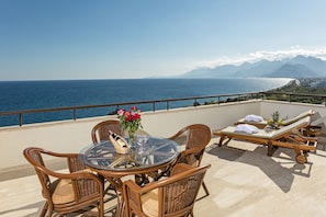 Chambre Quadruple Deluxe | Terrasse/Patio
