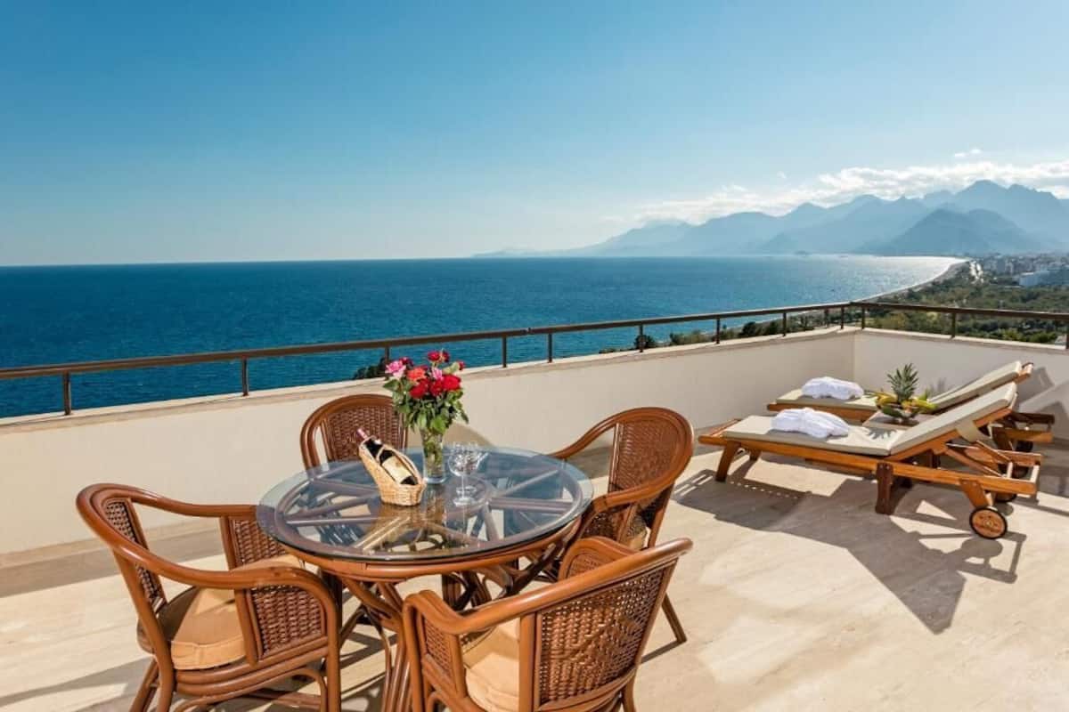 Family Suite, Sea View | Premium bedding, minibar, in-room safe, desk