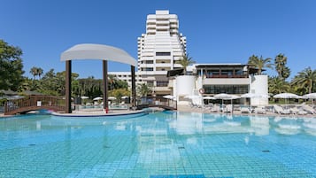 Piscina externa, guarda-sóis, espreguiçadeiras