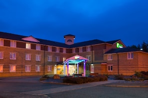 A multi-story hotel with a central entrance, a covered waiting area, and a visible sign for a restaurant. - Holiday Inn Express Stirling by IHG (Stirling)