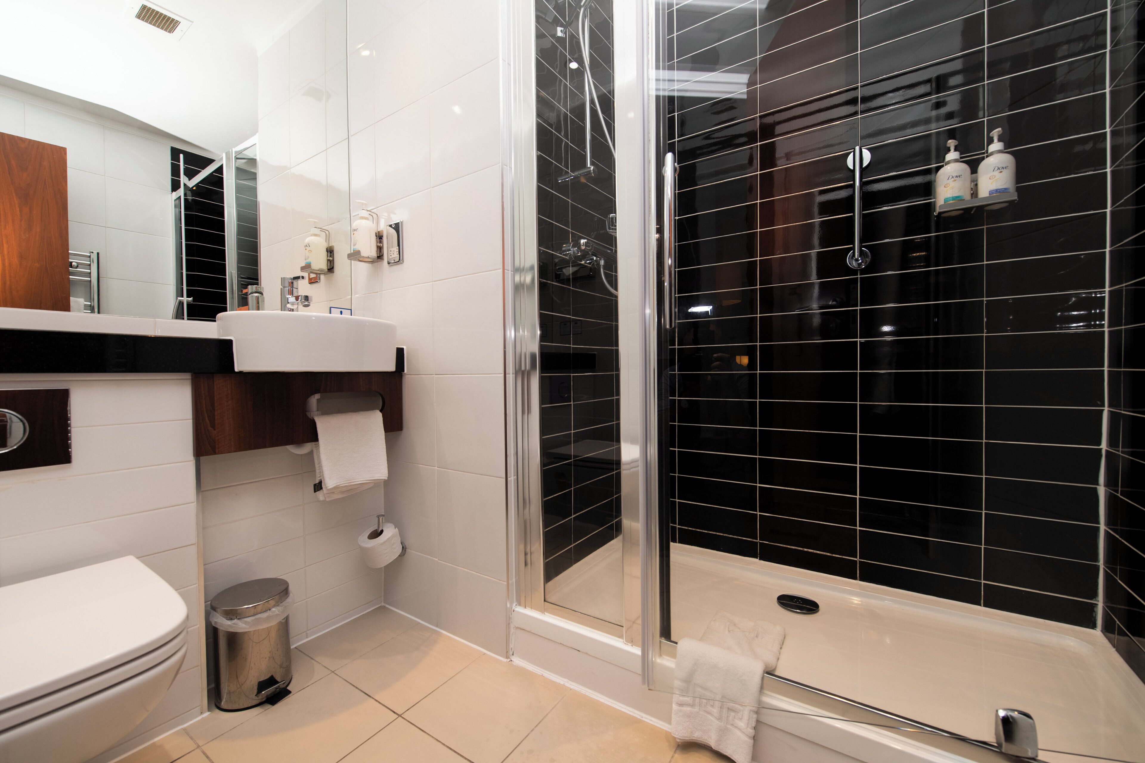 Douche, articles de toilette écologiques, séchoir à cheveux