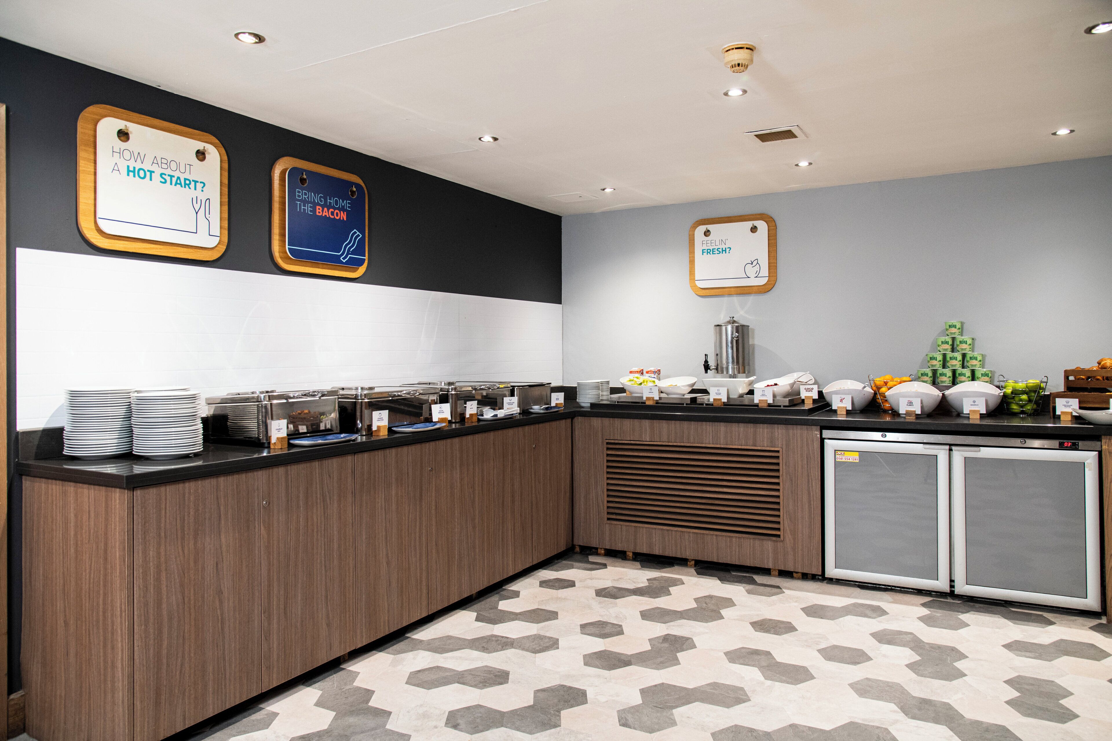 Café da manhã com buffet grátis todos os dias