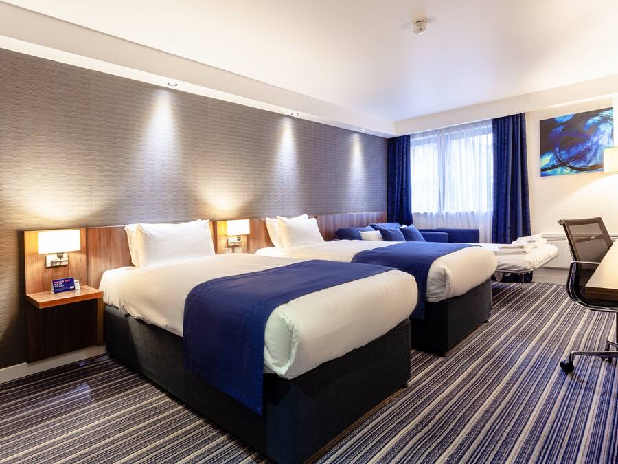 Standard-huone, useita sänkyjä (with Free Hot Breakfast) | Työpöytä, kannettavalle tietokoneelle sopiva työtila, pimennysverhot