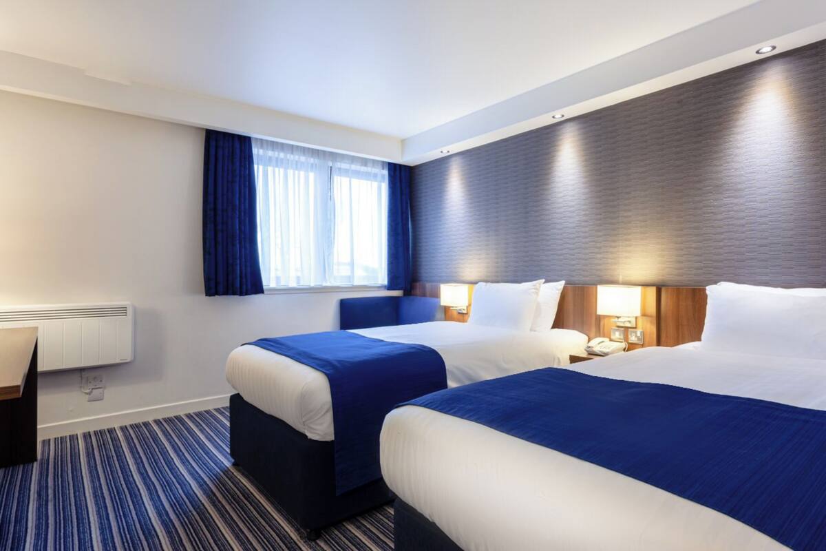 Rom – standard, 2 enkeltsenger (with Free Hot Breakfast) | Skrivebord, skrivebord for bærbar PC og blendingsgardiner