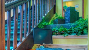 A staircase with wooden railings and a computer desk with a monitor and keyboard. - Comfort Inn Birmingham (Birmingham)