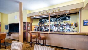 A bar area with a counter, stools, and a television. - Comfort Inn Birmingham (Birmingham)