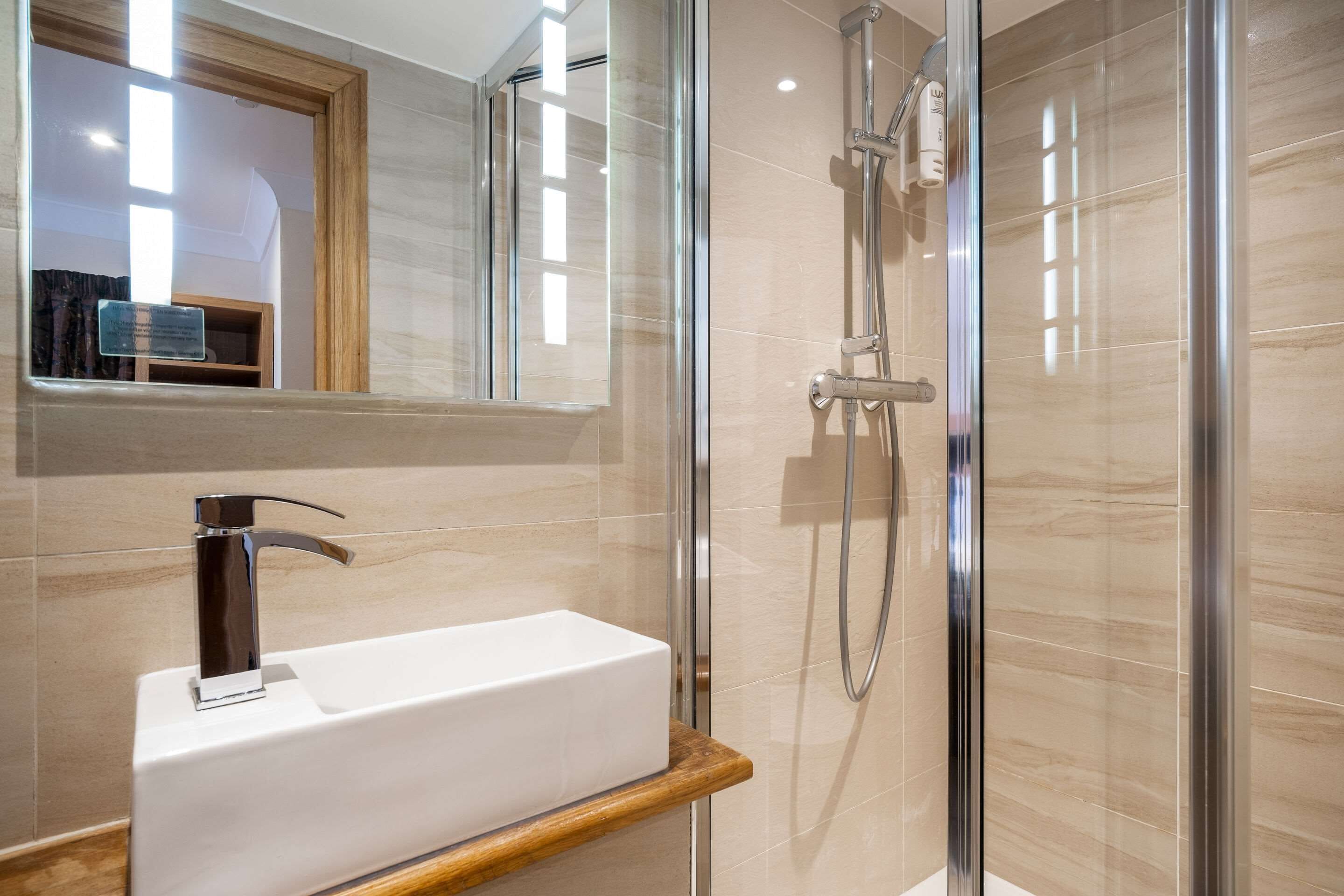 Dusche, kostenlose Toilettenartikel, Haartrockner, Handtücher