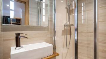 Regadera, amenidades de baño gratuitas, secadora de cabello, toallas