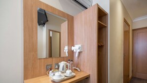 客房, 1 張標準雙人床, 非吸煙房 (Small Room) | 房內夾萬、書桌、熨斗/熨衫板、免費 Wi-Fi