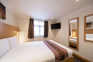 Standard Room, 1 Queen Bed, Non Smoking | In-room safe, desk, iron/ironing board, free WiFi