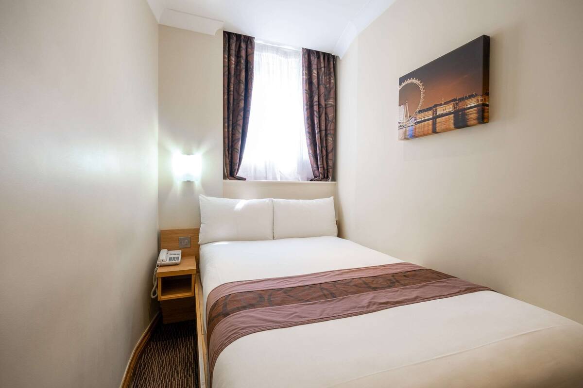 Huone, 1 parisänky, tupakointi kielletty (Small Room) | Tallelokero huoneessa, työpöytä, silitysrauta/-lauta, ilmainen Wi-Fi