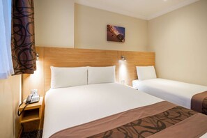 Habitación estándar, varias camas, no fumadores | Caja fuerte, escritorio, tabla de planchar con plancha y wifi gratis