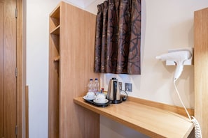 Standaard kamer, 1 queensize bed, niet-roken | Een kluis op de kamer, een bureau, een strijkplank/strijkijzer