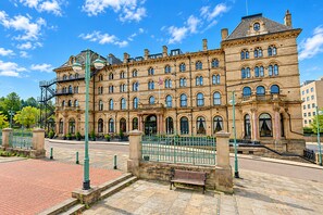 Un edificio histórico con múltiples ventanas y una entrada destacada.