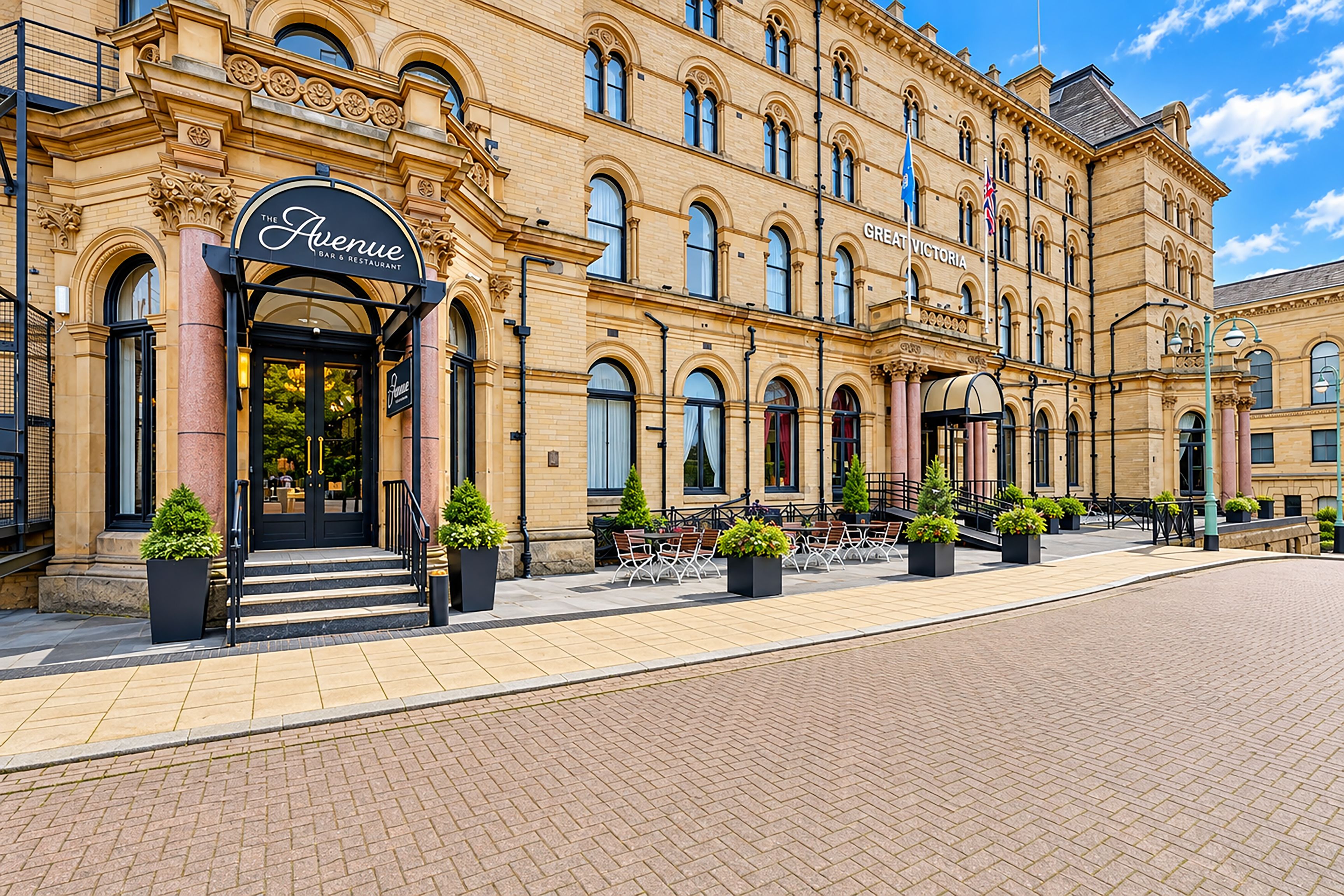 En historisk byggnad med en framträdande entré där det står ”The Avenue Bar & Restaurant”.