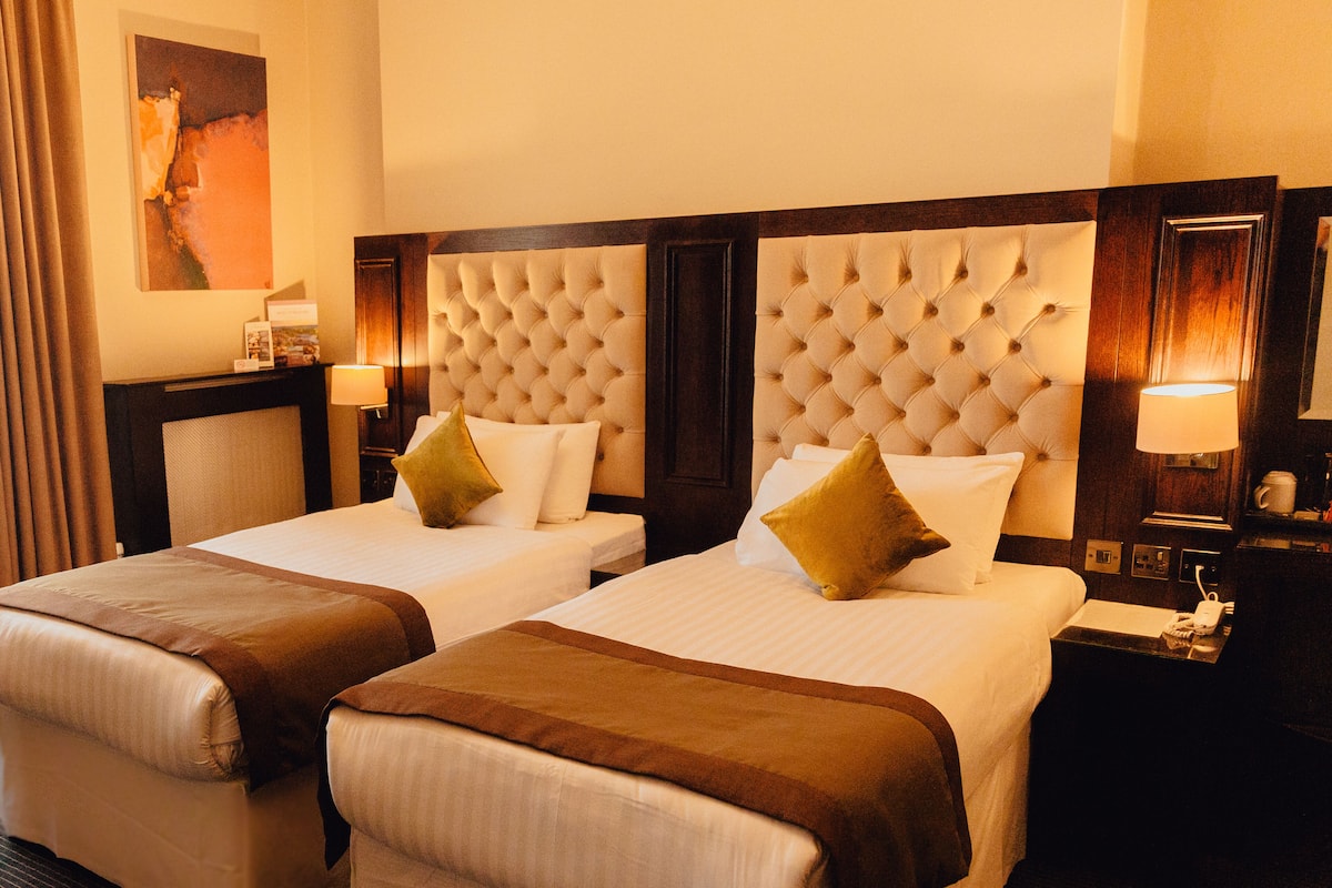 Standard Twin Room | Individually furnished, desk, iron/ironing board, free WiFi