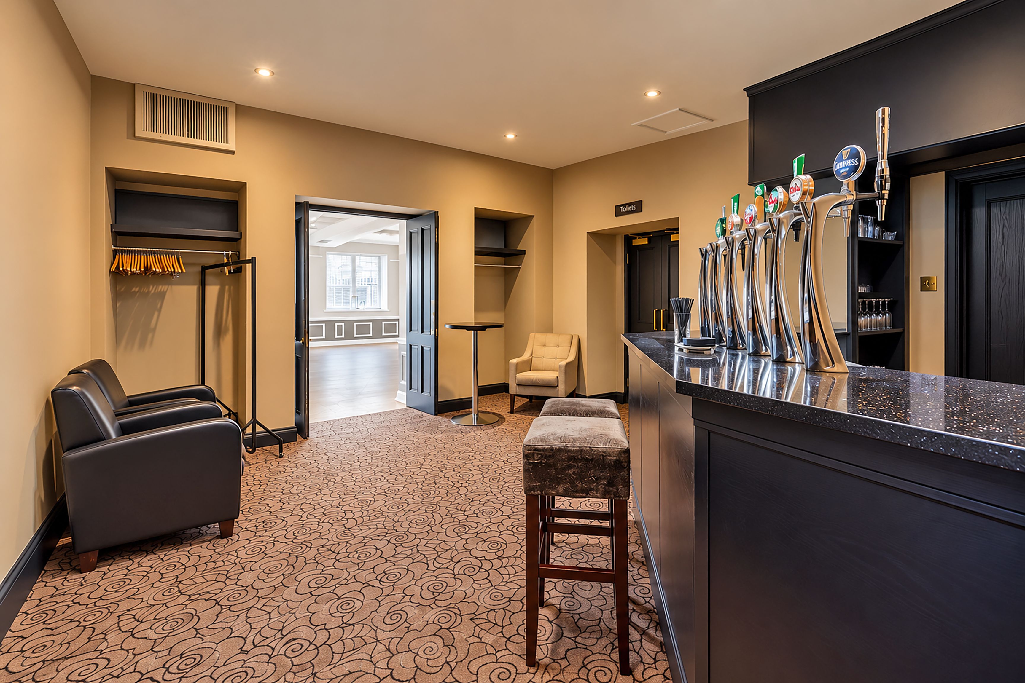 Un vestíbulo de hotel con zona de bar, asientos y vistas al exterior.