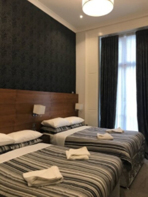 Quadruple Room, Ensuite | In-room safe, free WiFi, bed sheets