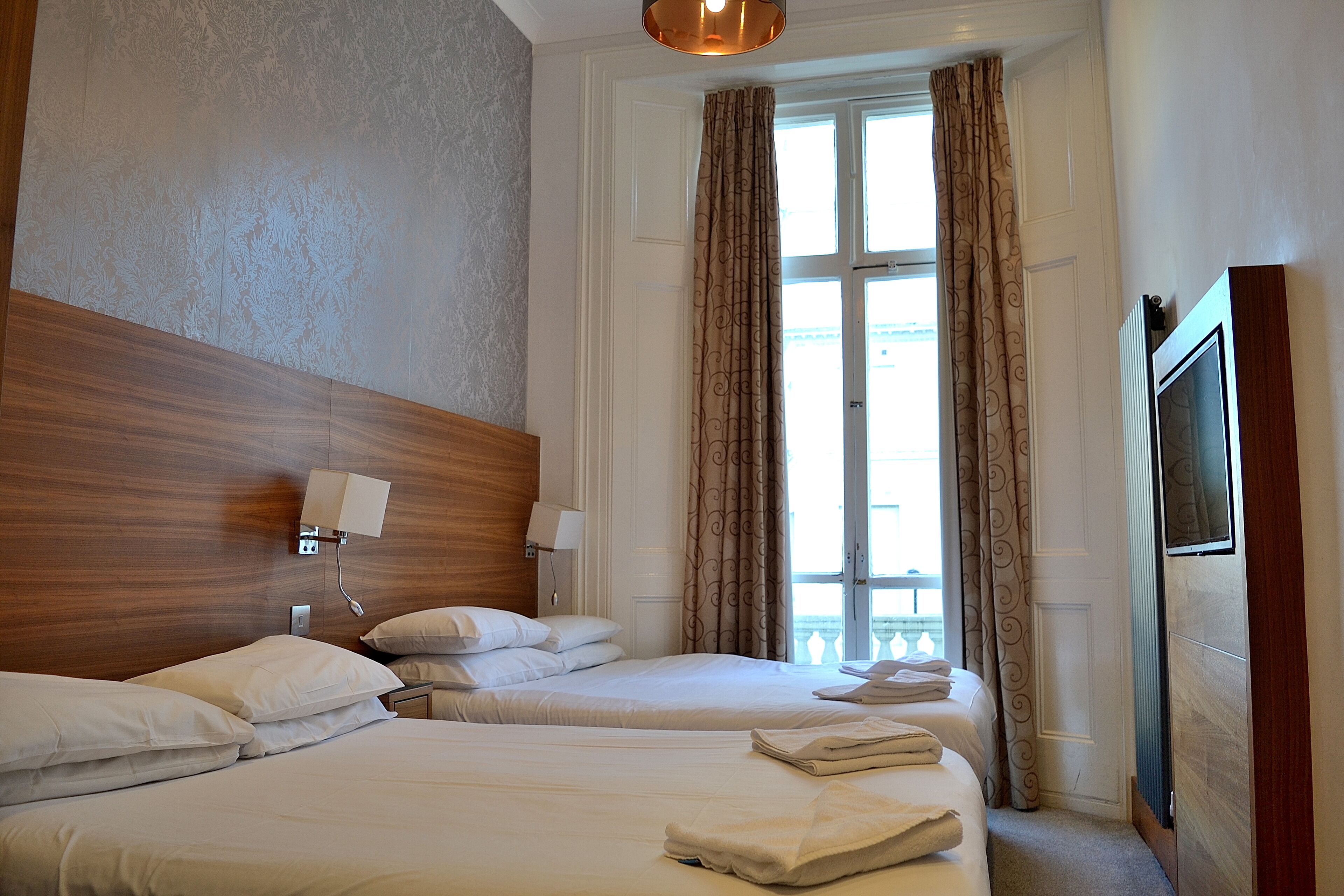 Vierbettzimmer, mit Bad | Zimmersafe, kostenloses WLAN, Bettwäsche