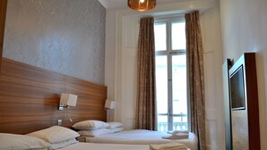 Quadruple Room, Ensuite | In-room safe, WiFi (free), bed sheets - Leisure Inn Hotel (London)