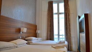 Vierbettzimmer, mit Bad | Zimmersafe, kostenloses WLAN, Bettwäsche