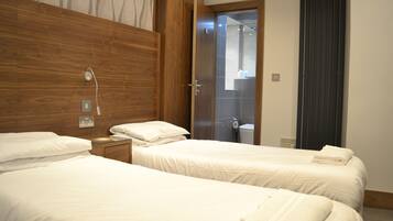 Twin Room, Ensuite | In-room safe, free WiFi, bed sheets