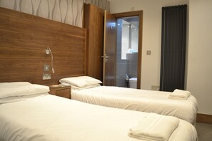Habitación con 2 camas individuales, baño en la habitación | Caja de seguridad en la habitación, wifi gratis y ropa de cama 