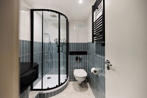 Douche, articles de toilette de luxe, sèche-cheveux, peignoirs