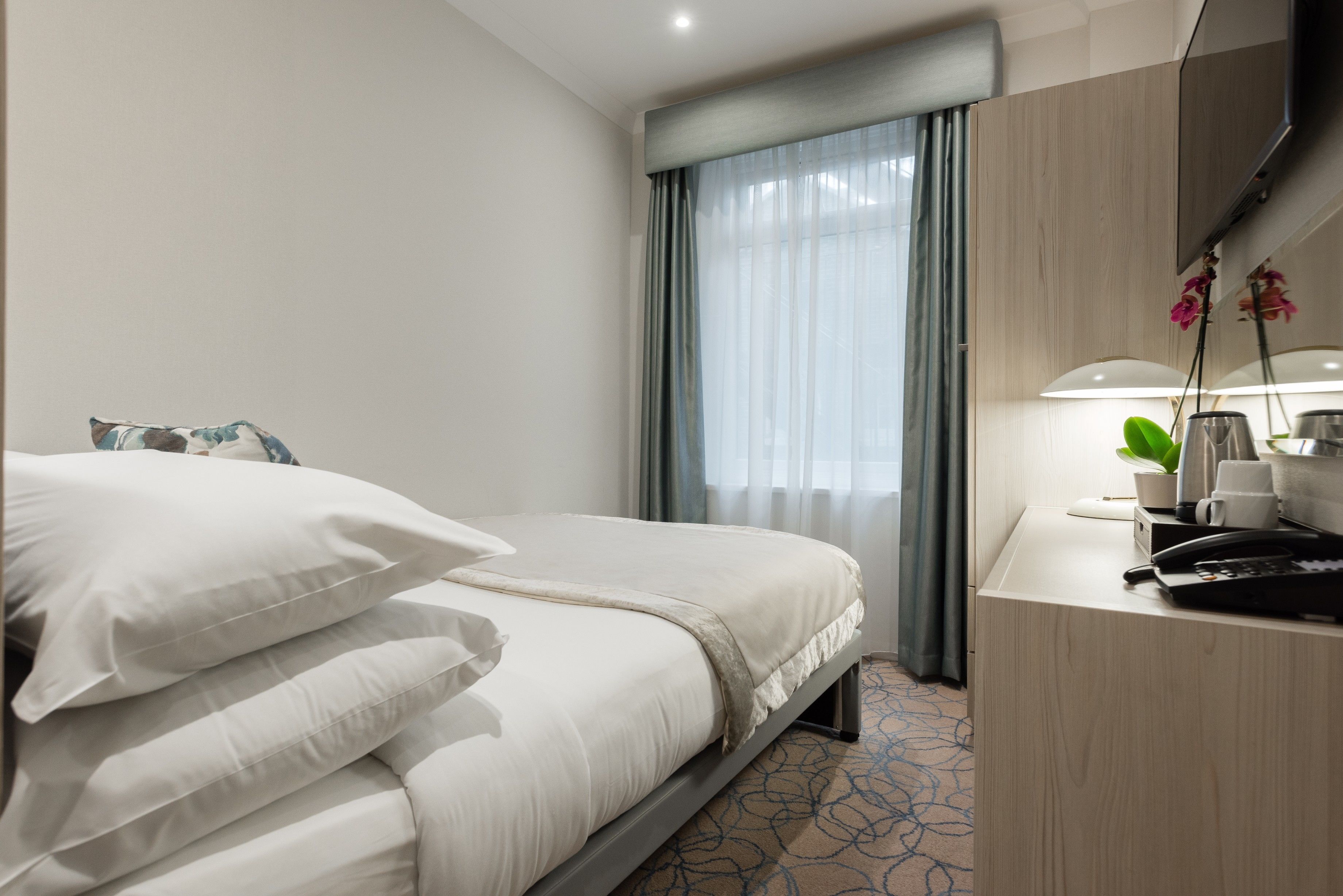 Hypo-allergenic bedding, in-room safe, iron/ironing board, free WiFi