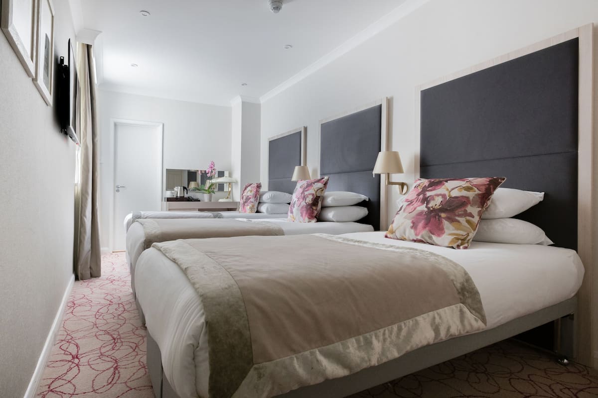 Triple Room, 3 Katil Bujang (Single) | Peralatan tempat tidur hipoalergenik, peti besi dalam bilik