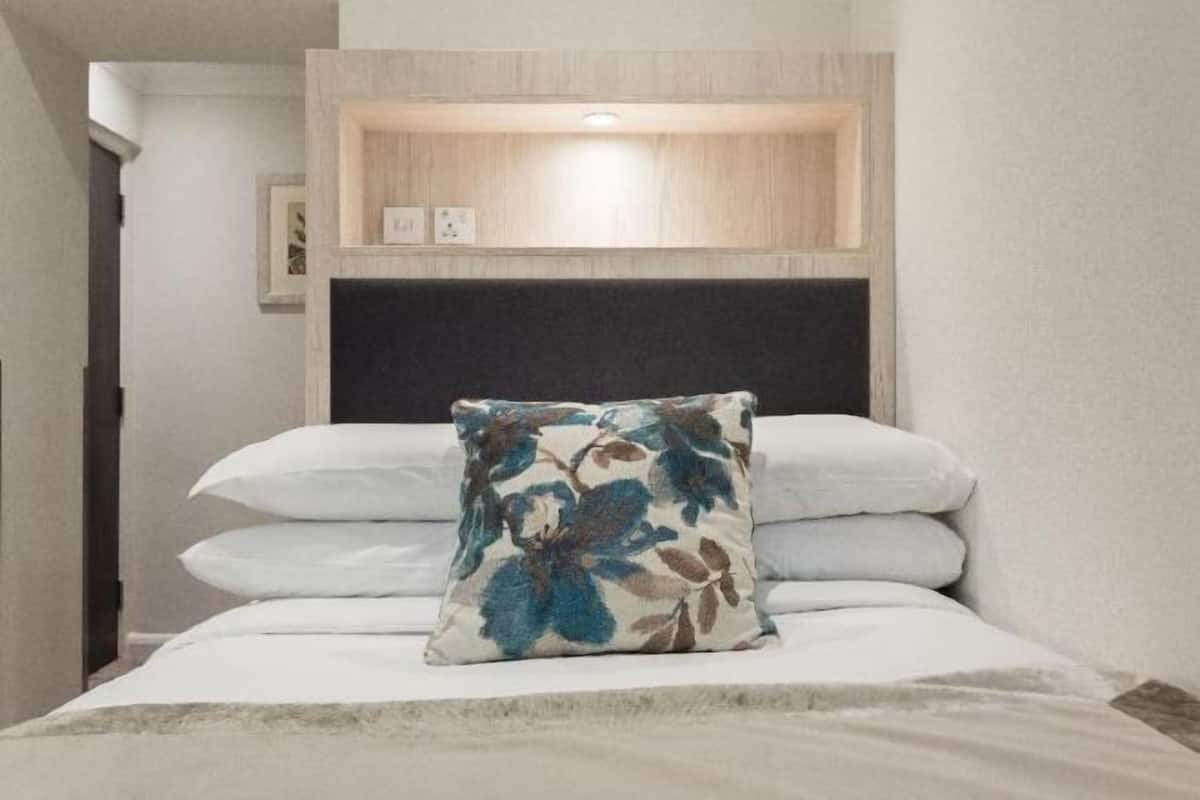 Hypo-allergenic bedding, in-room safe, iron/ironing board, free WiFi
